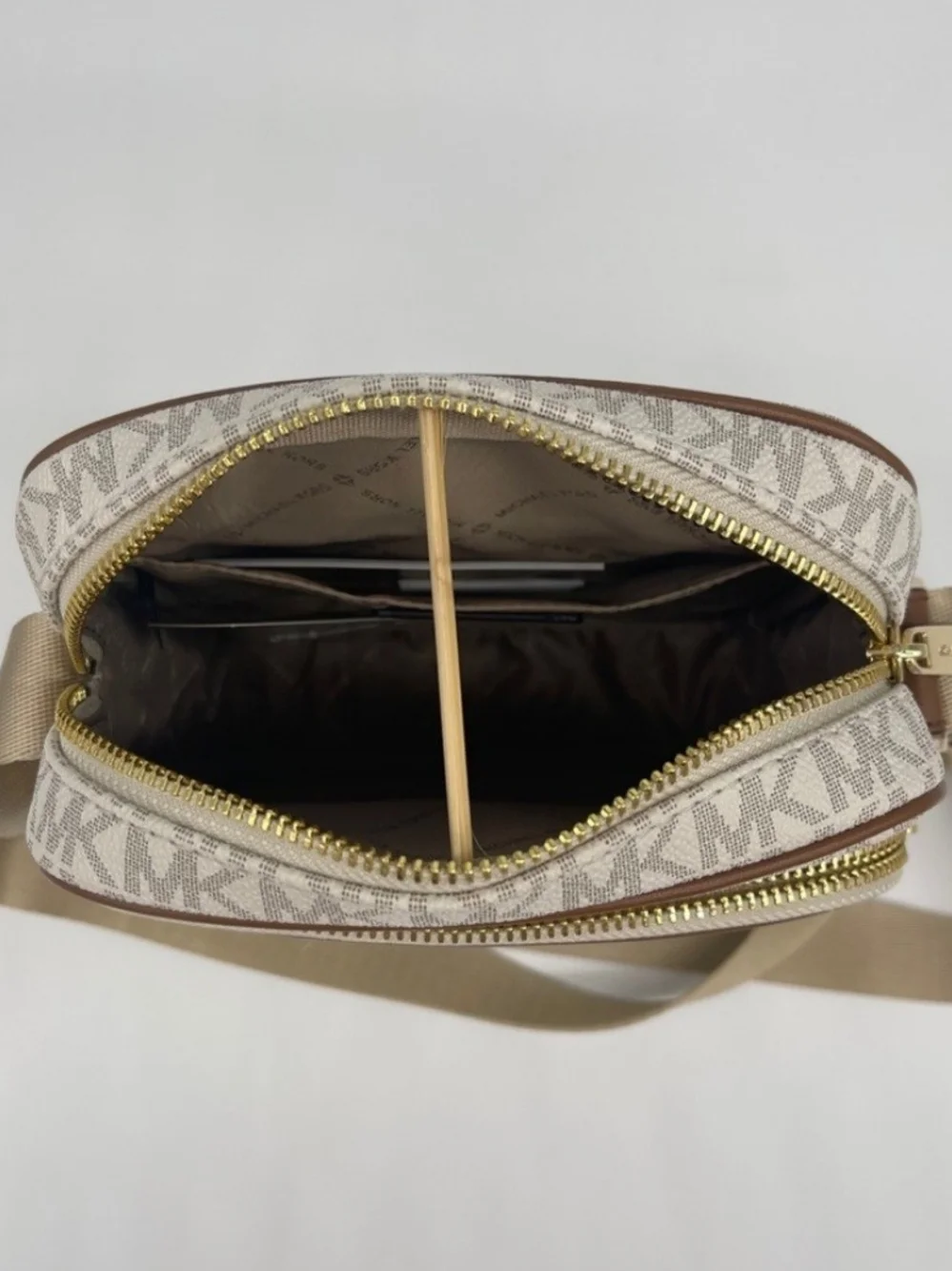 NWT Michael Kors Vanilla JetSet Travel Logo Crossbody Bag